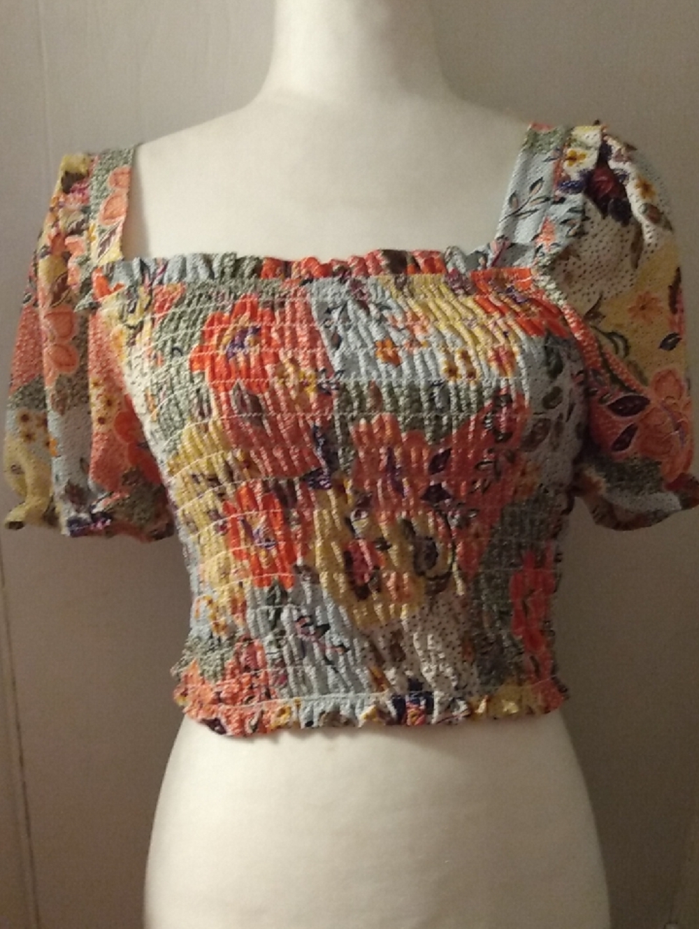 NWT Monteau Los Angeles Medium Womens Floral Smocked Crop Top Short Puff Sleeves